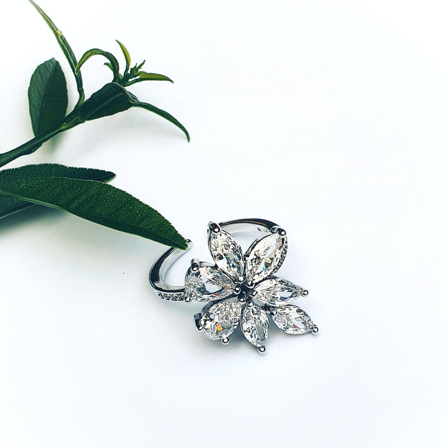 Exaggerated Zircon Flower Ring (Adjustable)