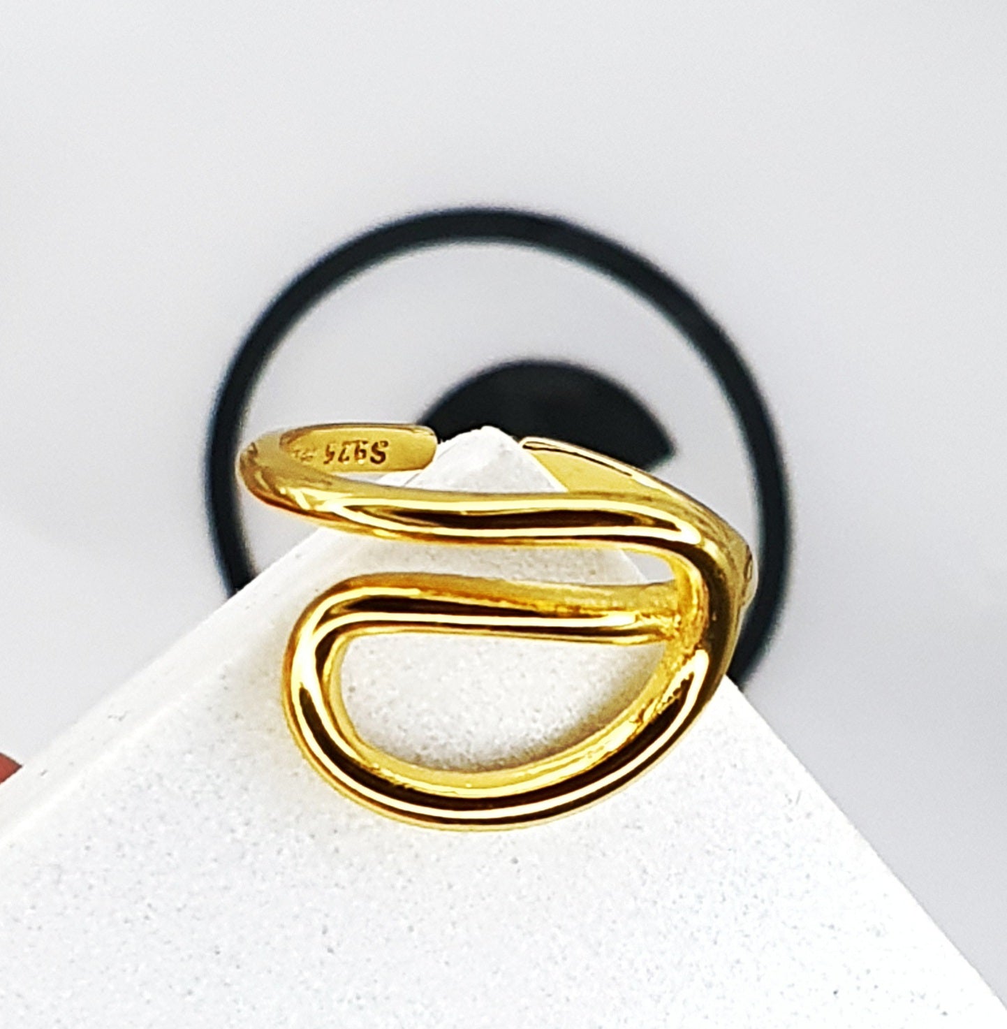 Minimalist Loop Ring