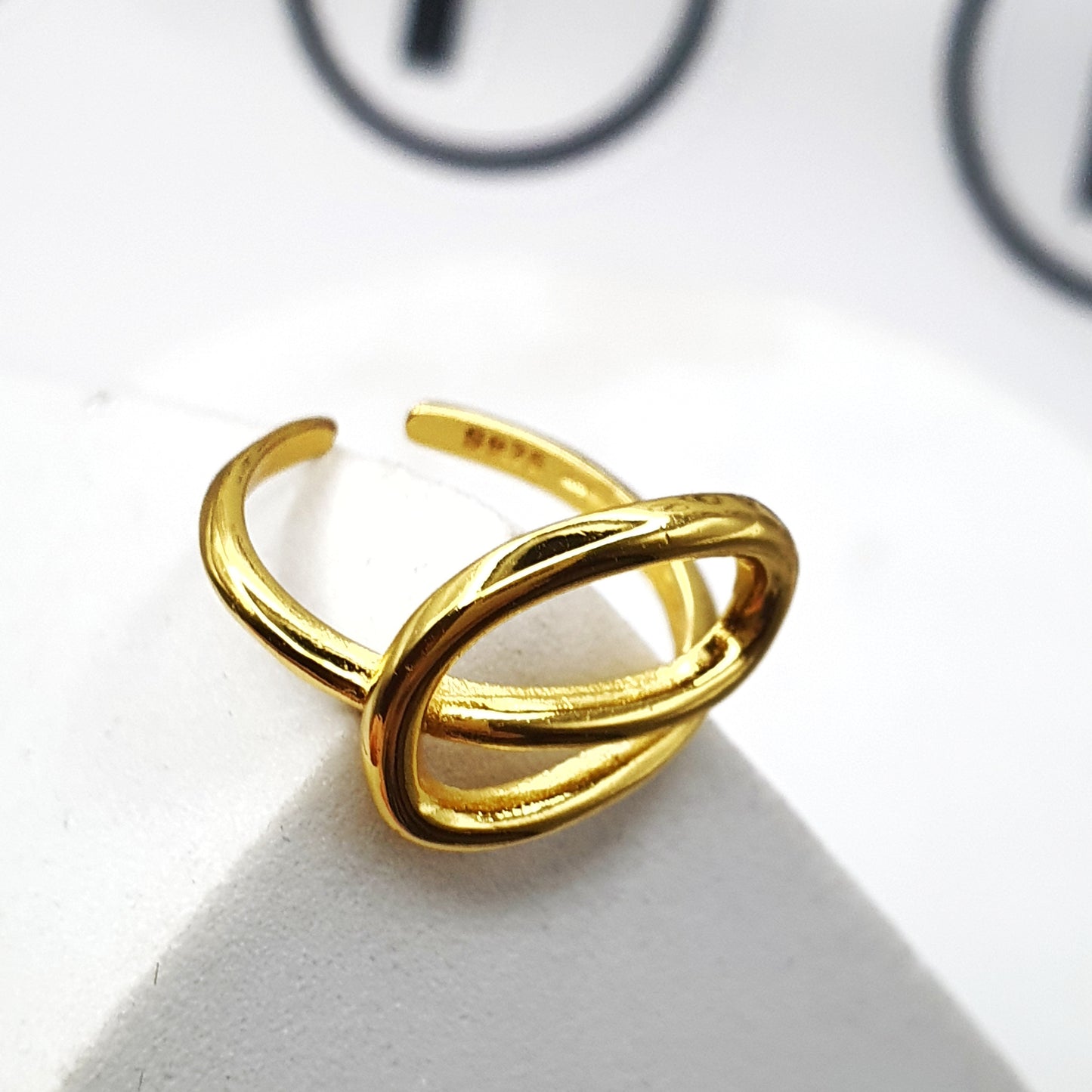 Minimalist Loop Ring